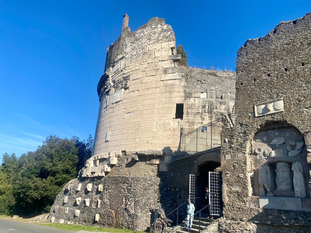 Radio3tweet's tweet photo. C'è chi ci va a passeggiare per sfuggire alla città, chi la visita come se fosse un museo a cielo aperto, chi la percorre in bici e chi la scoprirà grazie alla radio: la via Appia antica e il Mausoleo di Cecilia Metella a Roma raccontati da Simone Quilici, qui https://t.co/fTzLj93mP7