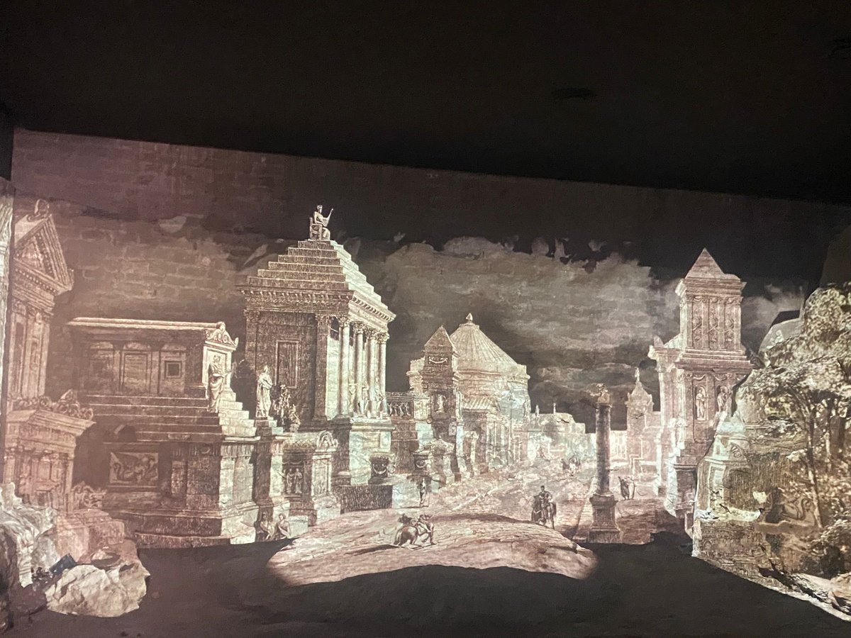 Radio3tweet's tweet photo. C'è chi ci va a passeggiare per sfuggire alla città, chi la visita come se fosse un museo a cielo aperto, chi la percorre in bici e chi la scoprirà grazie alla radio: la via Appia antica e il Mausoleo di Cecilia Metella a Roma raccontati da Simone Quilici, qui https://t.co/fTzLj93mP7