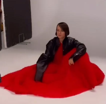Scavenger_Jakku's tweet photo. Queen Daisy Ridley Rollacoaster behind the scenes photoshoot 💖👑🌼 #DaisyRidley #Rollacoaster https://t.co/3DPV506dTN
