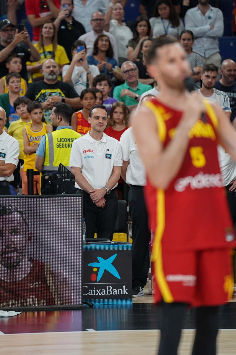 Momento especial el de ayer en el Wizink. Ovacionado para un grande <a href="/rudy5fernandez/">Rudy Fernandez</a> #LaFamilia 🇪🇸

📸 <a href="/GabiWazowski/">Wazo</a>