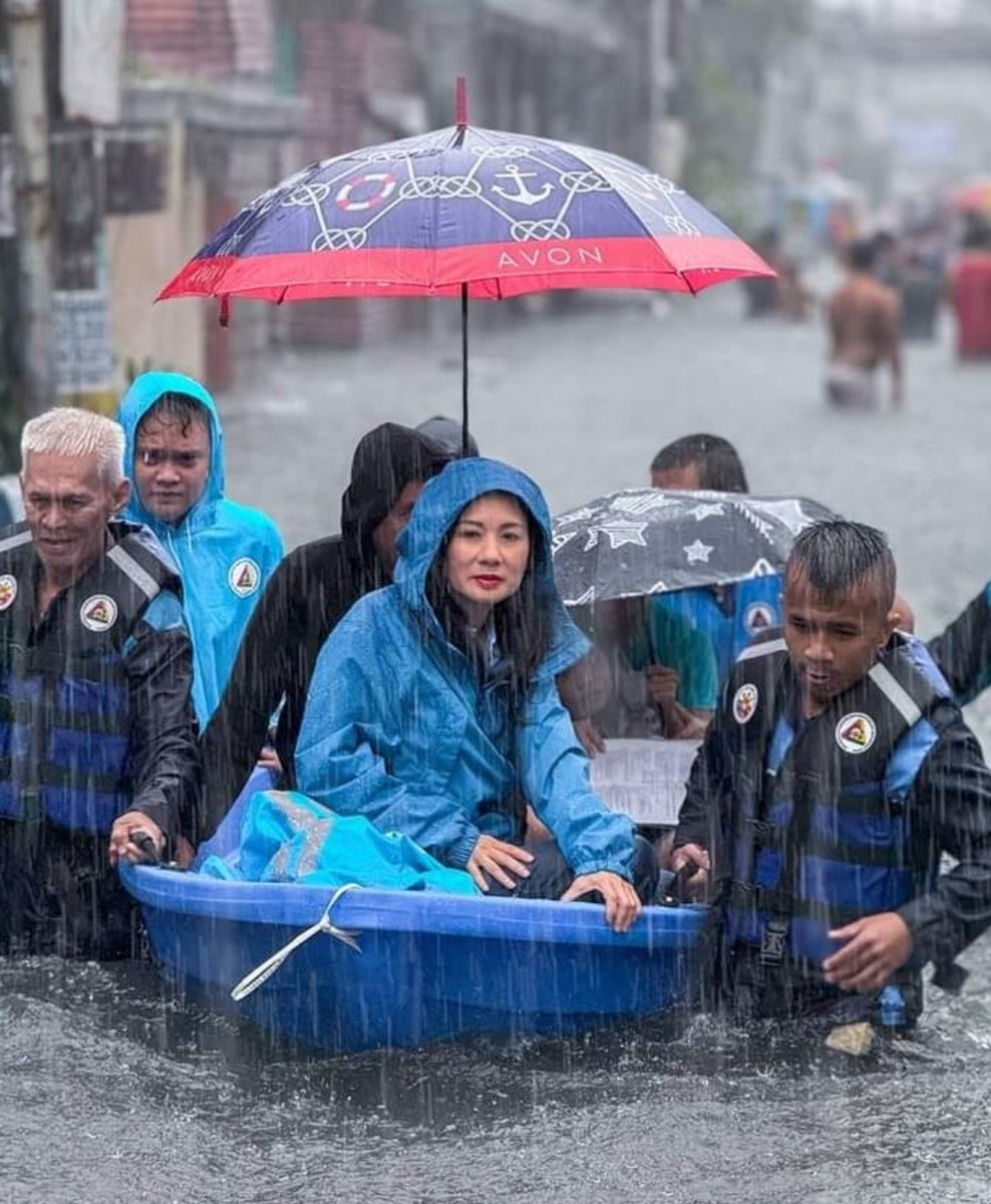 cinecinecine30's tweet photo. ano sa palagay niyo ang ginagawa ni mayor jeannie sandoval ng malabon?

nagrerescue o nagpaparescue 🤭 https://t.co/7c8ayTQiss