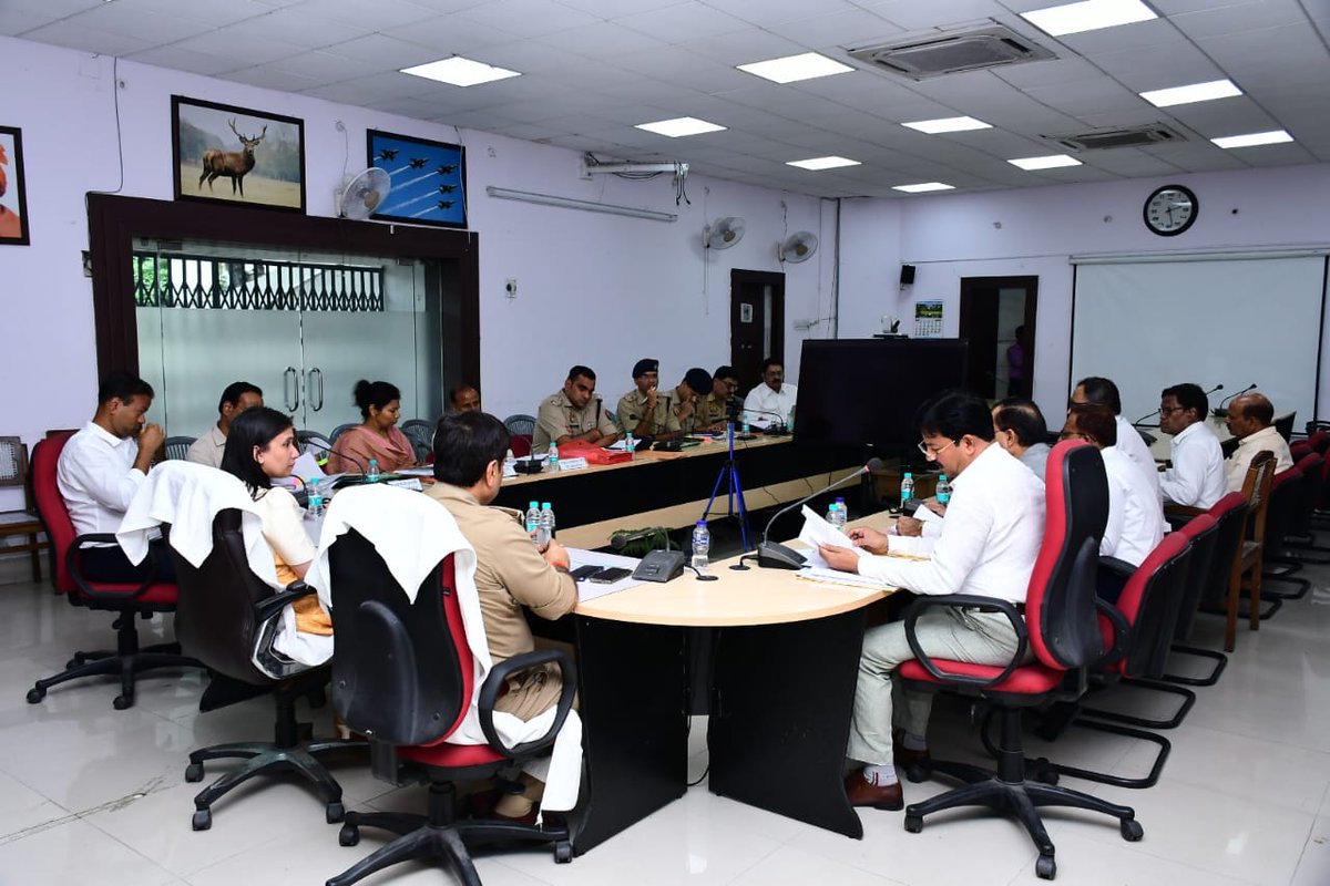 आयुक्त <a href="/CommissionerBa1/">Commissioner, Bareilly Division</a> द्वारा शासन के विकास प्राथिमकता कार्यक्रमोंः-
▶️#वृक्षारोपण_कार्यक्रम
▶️#संचारी_रोग_कार्यक्रम
▶️#पर्यावरण, #लोक_शिकायत, #कर_करेत्तर एवं #राजस्व
▶️#कानून एवं #शान्ति_व्यवस्था 
▶️#भूमि_अधिग्रहण (#NHAI) आदि महत्वपूर्ण बिन्दुओंपर #मण्डलीय_समीक्षा_बैठक की गयी।