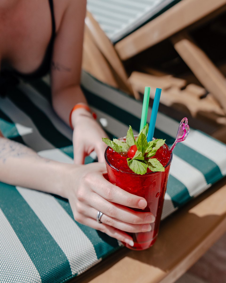 KilikyaHotels's tweet image. Lying on a sunbed all day with spacious drinks in which the joys of summer are hidden...

İçinde yaz sevinçlerinin saklı olduğu ferah içecekelerle tüm gün şezlongda uzanmak...
***
#TheEssenceofHarmony
#kilikyaresort
*
#sunbed #spaciousdrinks #joyful #summerlife #summerseason