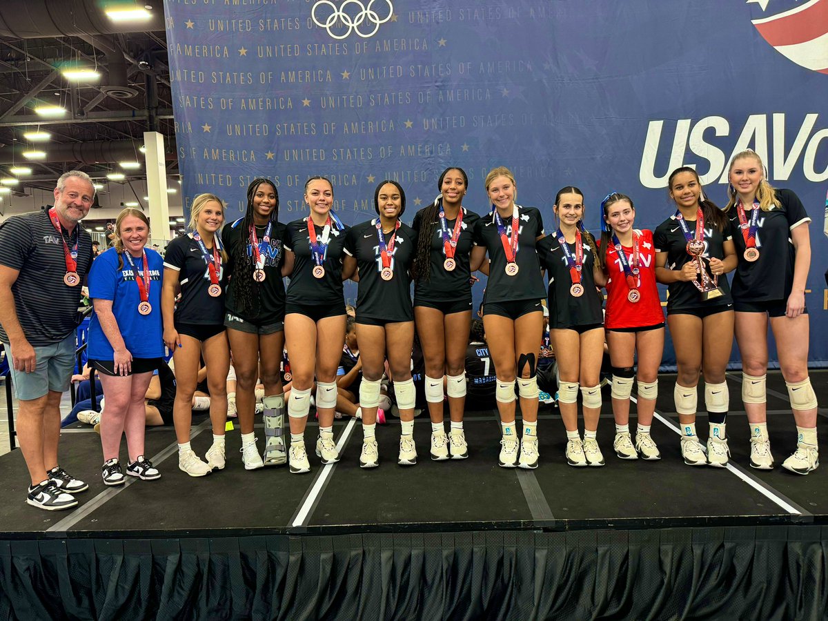KarsynEVball's tweet photo. 3rd in the nation with the best💙🤍 Couldn't have asked for a better season with the most incredible team! #TAV #volleyball #nationals #gjnc #3rd https://t.co/KBapRLqcIx