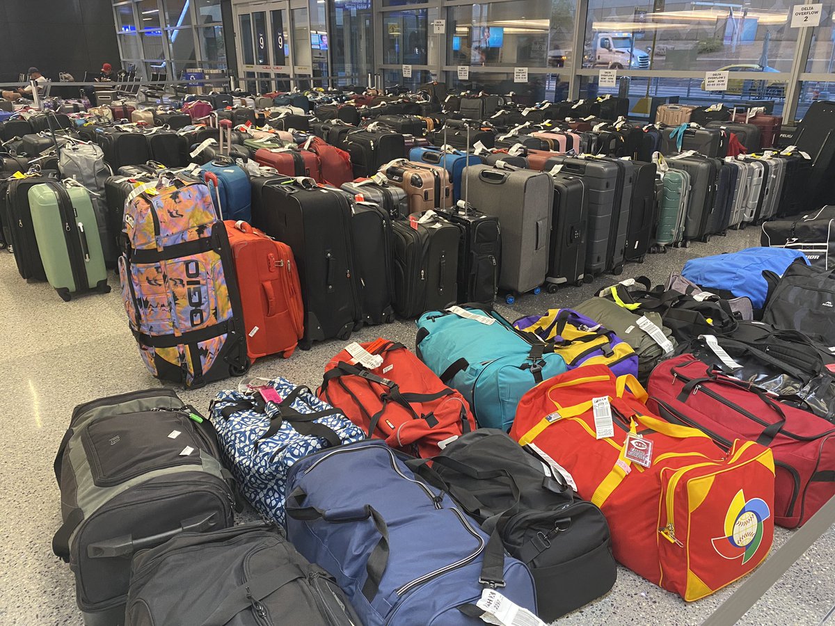 Hundreds of bags still here at Phoenix Sky Harbor after last weekends global IT outage. #fox10phoenix