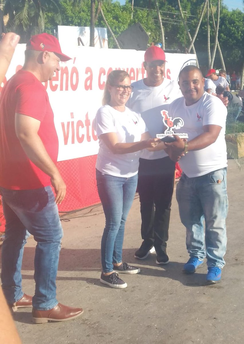 OdaniaGH (@garciaodania) on Twitter photo Entregan reconocimientos a organismos y empresas más destacadas en el municipio avileño de #Morón
#CiegodeAvila
#26deVictorias
<a href="/fernandezarcia/">Alfredo Fernández Arcia</a> <a href="/CAvilaRadio10/">Emisora Surco</a> <a href="/ivanc73/">Ivanc73</a> <a href="/SiempreYunior/">SiempreYunior</a> <a href="/JHGcasanova/">julio Heriberto Gómez Casanova</a> <a href="/AlfreMenendez/">Alfre Menendez</a> <a href="/yamila_padron/">Yamila Cruz Padrón</a> Entregan reconocimientos a organismos y empresas más destacadas en el municipio avileño de #Morón
#CiegodeAvila
#26deVictorias
<a href="/fernandezarcia/">Alfredo Fernández Arcia</a> <a href="/CAvilaRadio10/">Emisora Surco</a> <a href="/ivanc73/">Ivanc73</a> <a href="/SiempreYunior/">SiempreYunior</a> <a href="/JHGcasanova/">julio Heriberto Gómez Casanova</a> <a href="/AlfreMenendez/">Alfre Menendez</a> <a href="/yamila_padron/">Yamila Cruz Padrón</a>