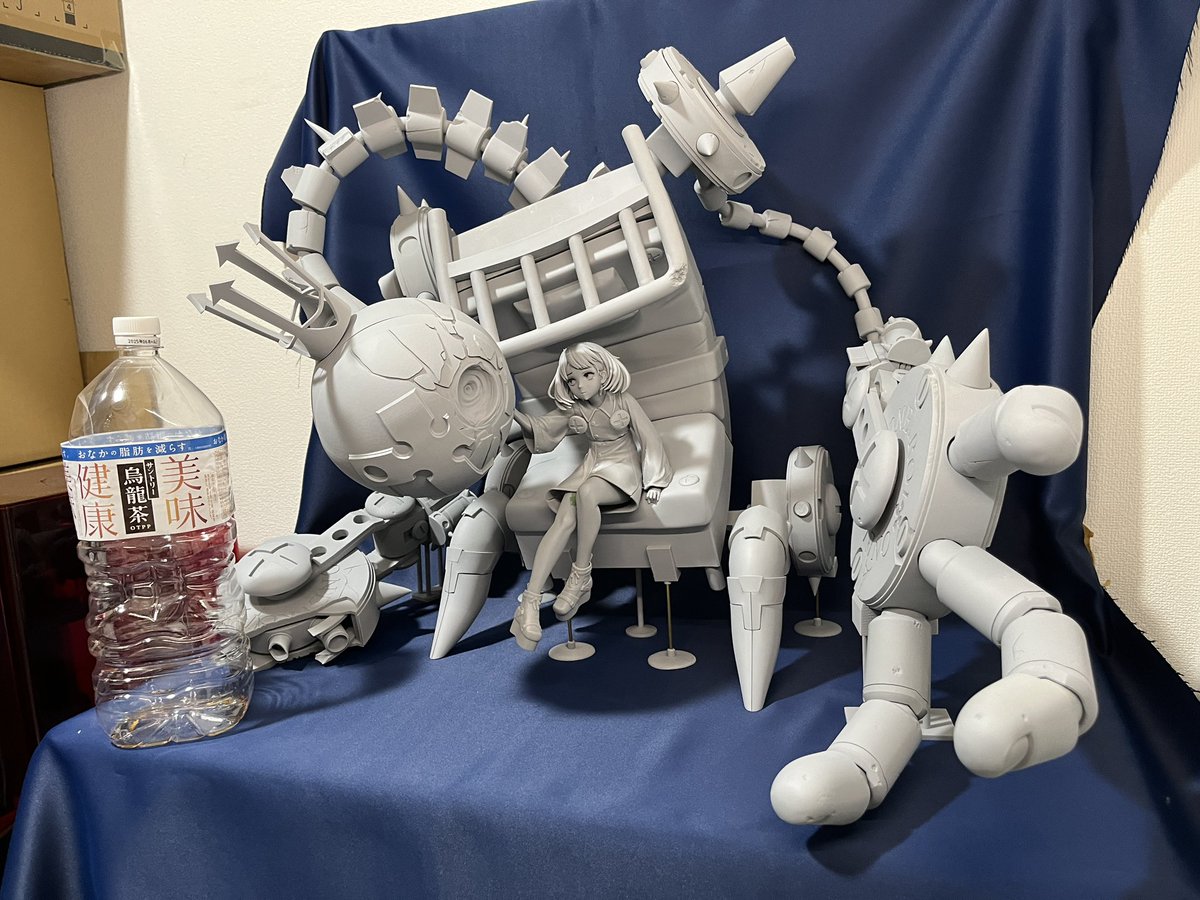 展示台にも無事収まったのでWFの最終告知ってことで。
3-03-05『味見堂』です。
①ベッドマン？　原型展示
3枚目はサイズが分かりづらいかもなので2Lの烏龍茶のペットボトル隣におきました。だいぶデカいです。よろしくお願いします。

#ギルティギア #GGST  #WF2024S #ベッドマン