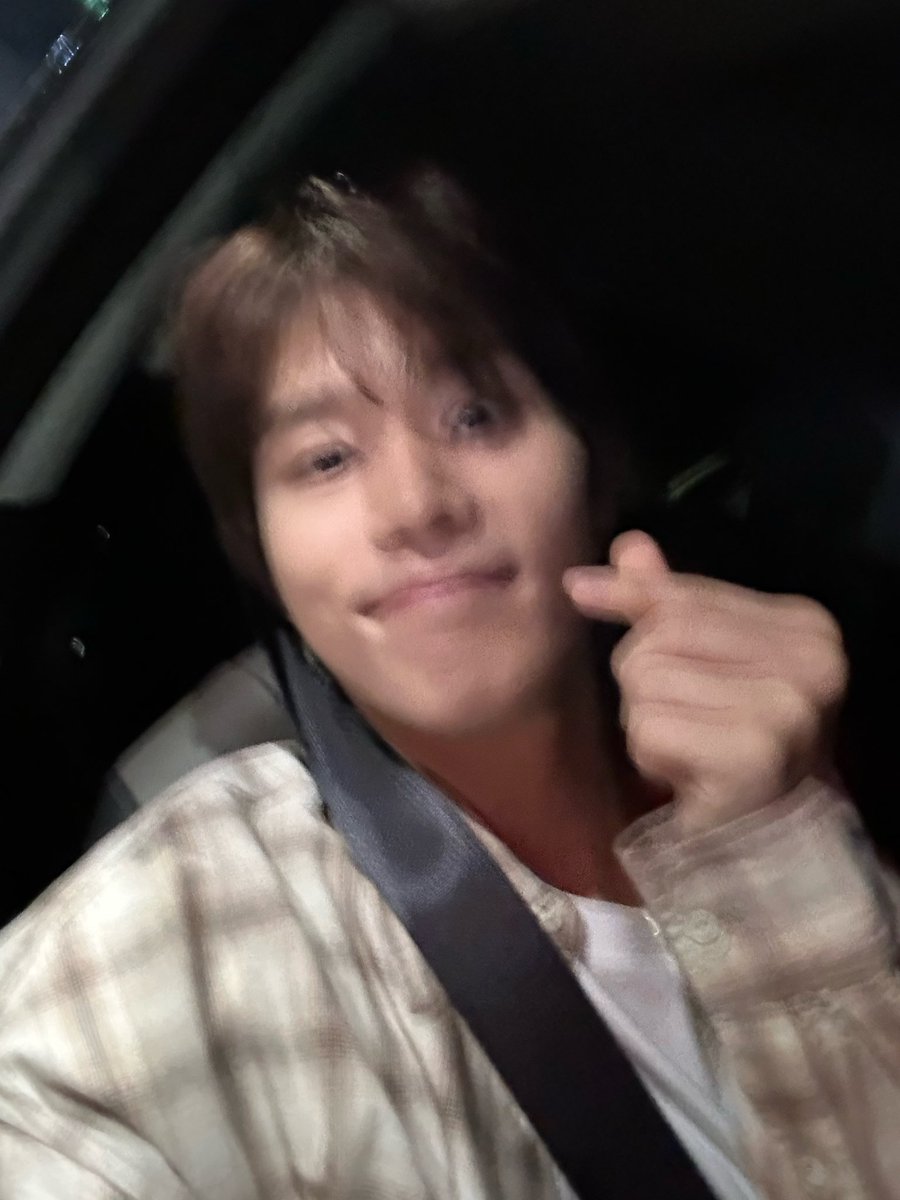 Moondanse_MY's tweet photo. [240724] 🌙💭

"I cut my hair"

"it’s clean"

" y/n how is it?" https://t.co/RZWVtgpOL7