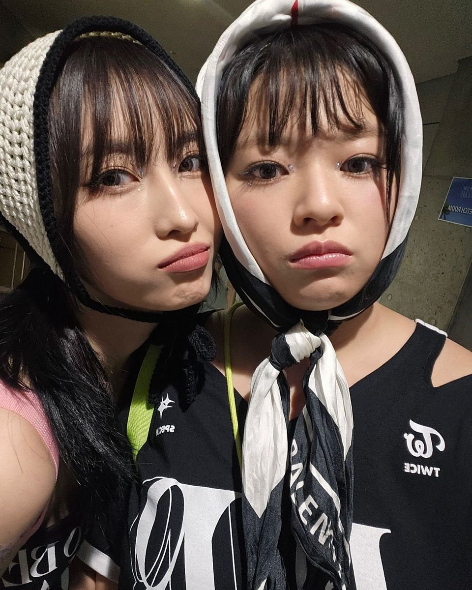 ru_jmtw's tweet photo. このジョンヨンちゃんの巻き方なんか既視感あると思ったら、滝行ライブの時のあいりやん。笑 https://t.co/RLYv9iipdP