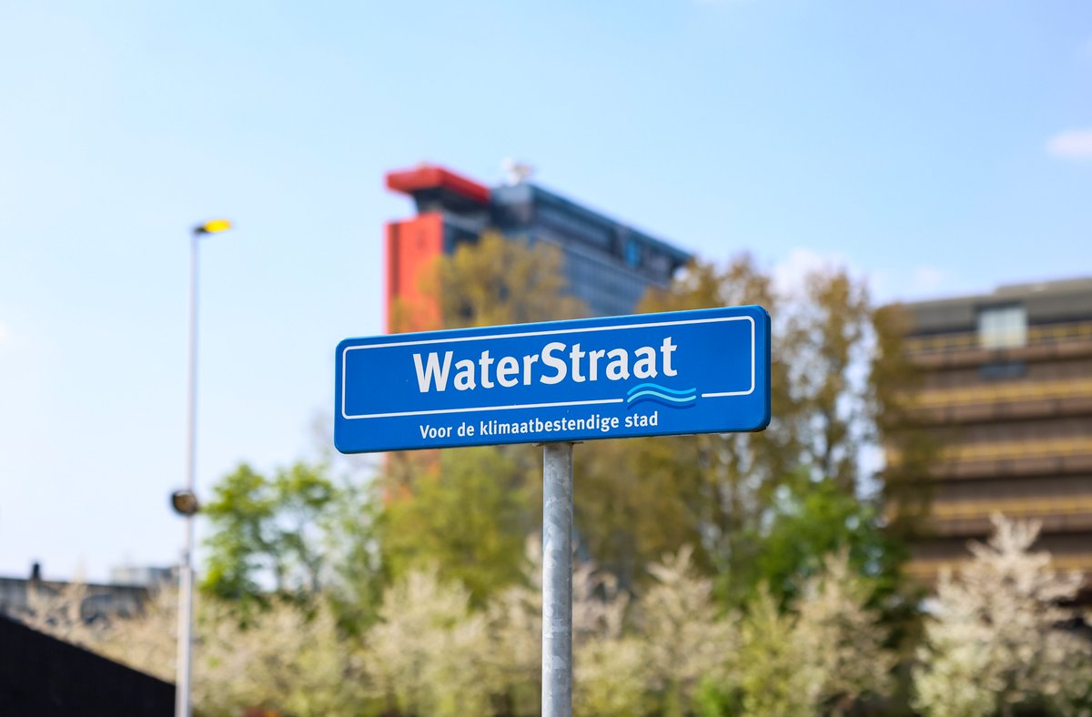 #Hoosbuien zullen in de toekomst vaker voorkomen, maar hoe zorgen we ervoor dat wegen minder last hebben van al dat water? <a href="/trouw/">Trouw</a> interviewde Thijs de Bruijn, projectmanager #klimaatadaptatie, over verschillende innovaties op de #WaterStraat 👉bit.ly/4cQp5GQ