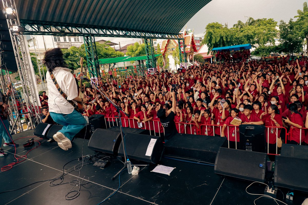 JohnNattachot's tweet photo. โรงเรียน วัดพุทธบูชา มันส์มาก!! 🔥🎸🤘🏻

#TeroMusicXWarnerMusicThailand
#TeaPlus 
#TeroMusic #WarnerMusicThailand 
#คอนเสิร์ตศาสตร์
#WayferRecords 
#johnnattachot #จอห์นณัฎฐโชติ https://t.co/xlMZi0GeOF