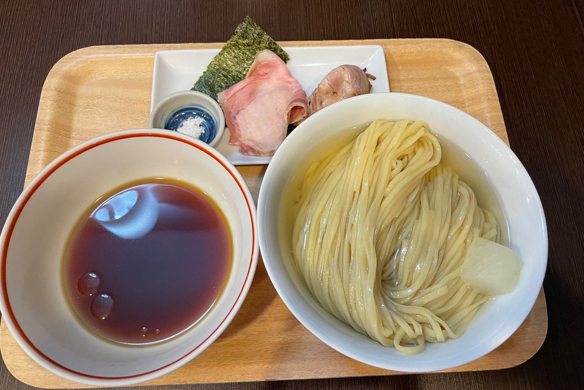 yoshitomi_m's tweet photo. 船橋
とものもと
冷やしつけめん(大盛)

気になる限定を求め船橋へ。
麺もスープもキンキンに冷えているので暑い夏にピッタリ☀️
氷はスダチの果汁かな？面白い。
味も抜群、接客も素敵な素晴らしいお店でした💯💯💯 https://t.co/L1DRirmPyN