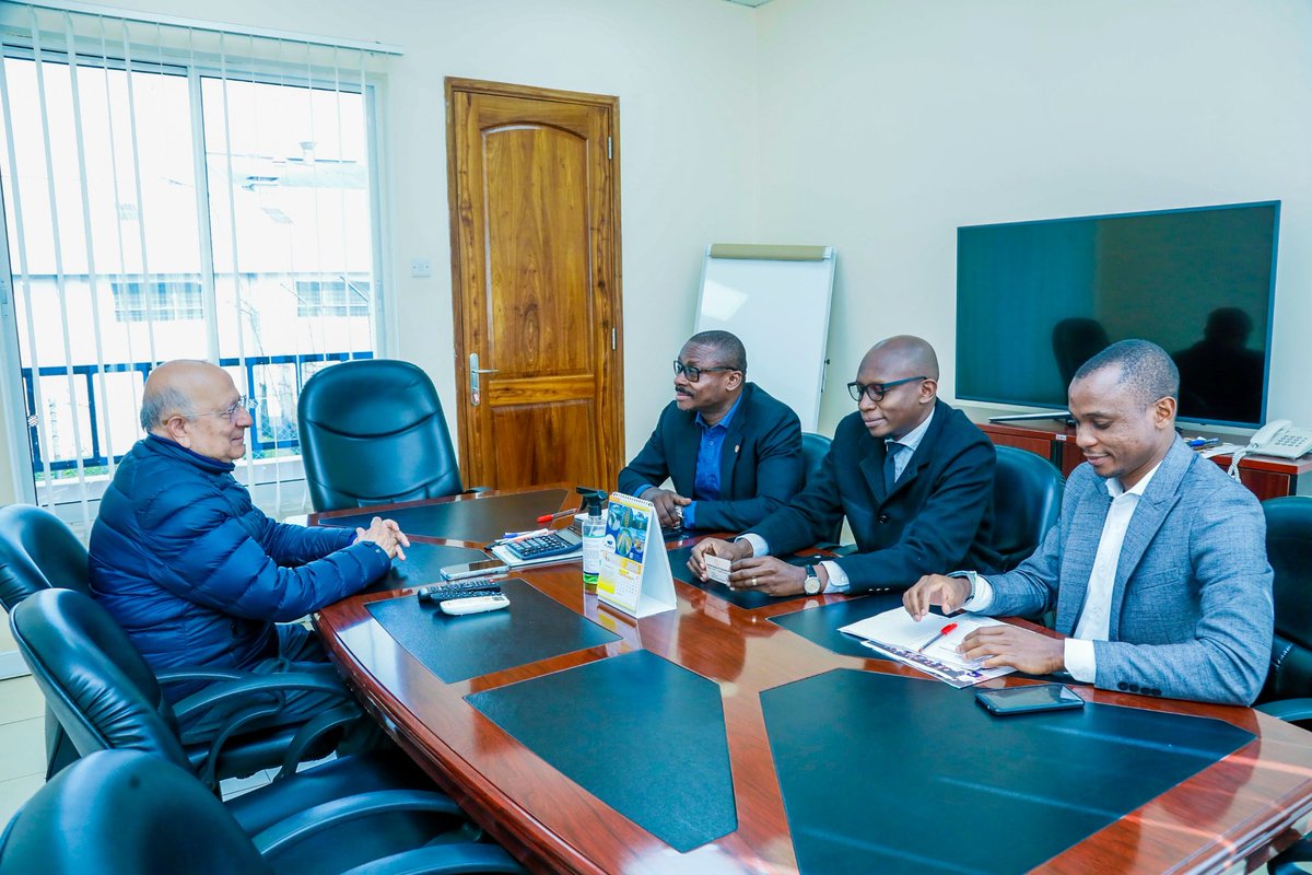 ZephaniaShaidi's tweet photo. Tumepata nafasi ya kutembelea Sunkist Bakery Ltd na kufanya mazungumzo na Bw. Gulshan Aggarwal.

Tumefurahi kujua kwamba kiwanda hichi kinanunua zaidi ya 90% ya malighafi (ngano) yake ndani ya #Tanzania, hata hivyo bado mahitaji ya ngano ni makubwa kuliko uzalishaji wa ndani. https://t.co/fA97O5qqkv