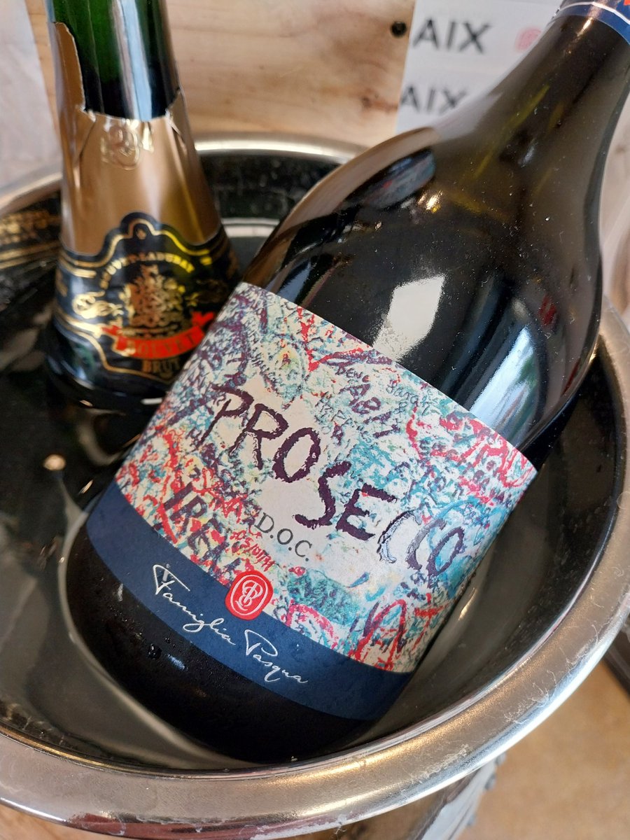 Organising a wedding or party?
#romeoandjuliet #prosecco is a sure favourite to keep your guests happy!
Dry but soft, with an appely finish a #majesticwine exclusive. Only £9.99 when you mix 6.