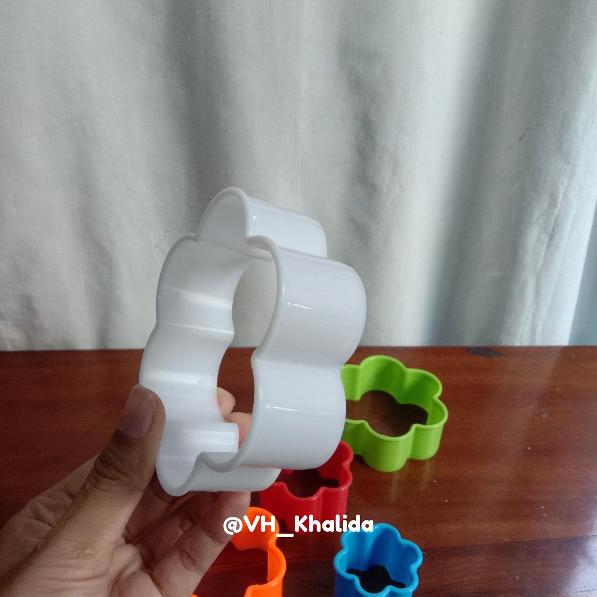 VH_Khalida's tweet photo. Nemu cetakan lucu banget, motifnya bunga 🌼 cuman sekarang bingung ini mau aku pakai buat apa ya? Kasih ide dong https://t.co/DGBhmxaETP