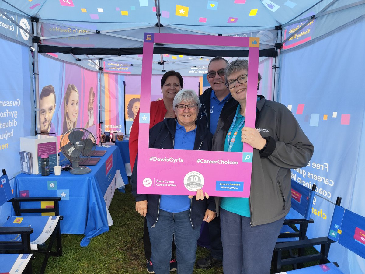 Great to catch up with some of the <a href="/theCDI/">The CDI</a> members on the <a href="/CareersWales/">Careers Wales</a> stand at the #theRWAS show, Europe's largest agricultural show, helping people create careers they love. Da iawn! #changeyourstory #brighterfutures