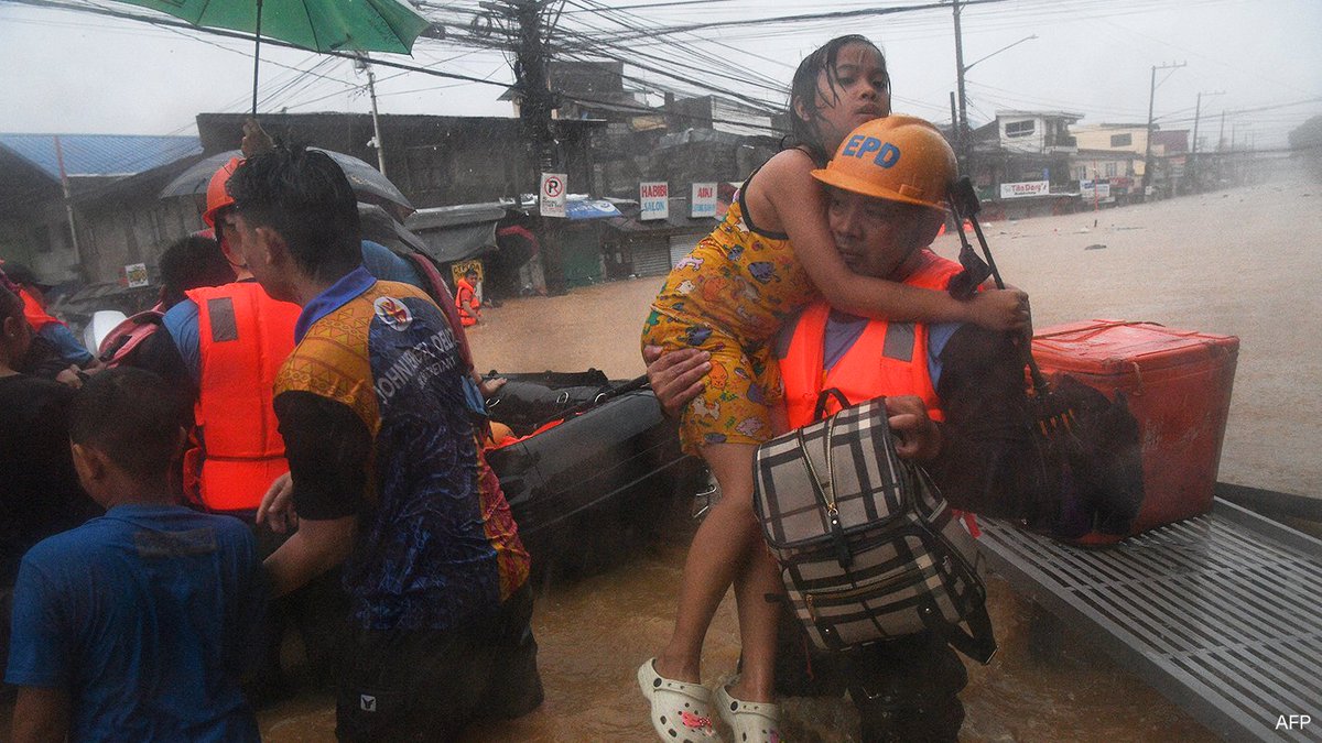 VOANews's tweet photo. 📷: Rescuers evacuate residents from their flooded homes amid heavy rains brought by Typhoon Gaemi, Marikina City, Metro Manila, Philippines.
https://t.co/IaGEJUFgTH https://t.co/FnpRLBZOYq