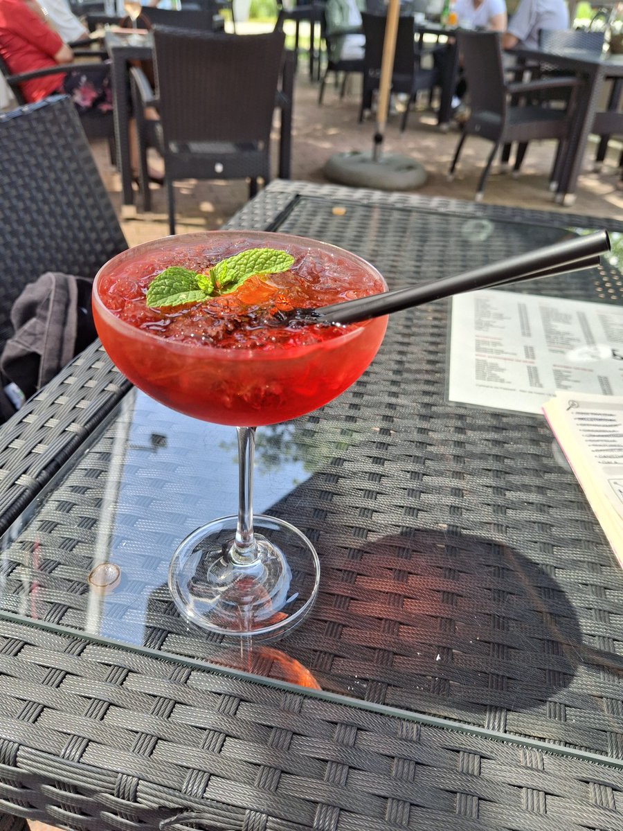 Kimpy001's tweet image. Terrasje doen! 🍹 #coctail