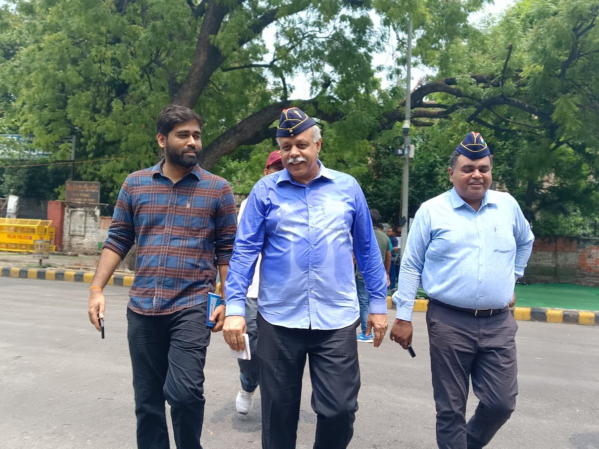 #जंतर_मंतर, दिल्ली —

#NIOS से D.El.Ed डिप्लोमा प्राप्त 12 लाख पीड़ित प्राथमिक शिक्षकों के न्याय के लिए जंतर-मंतर दिल्ली पर आंदोलन में हिस्सा लिया।

मोदी सरकार की क्रोनोलोजी समझिए 👇🏽 

2017 से 2019 के बीच 12 लाख युवाओं को डिप्लोमा करवाया, 2000 करोड़ रुपए इक्कठे किए और बाद में