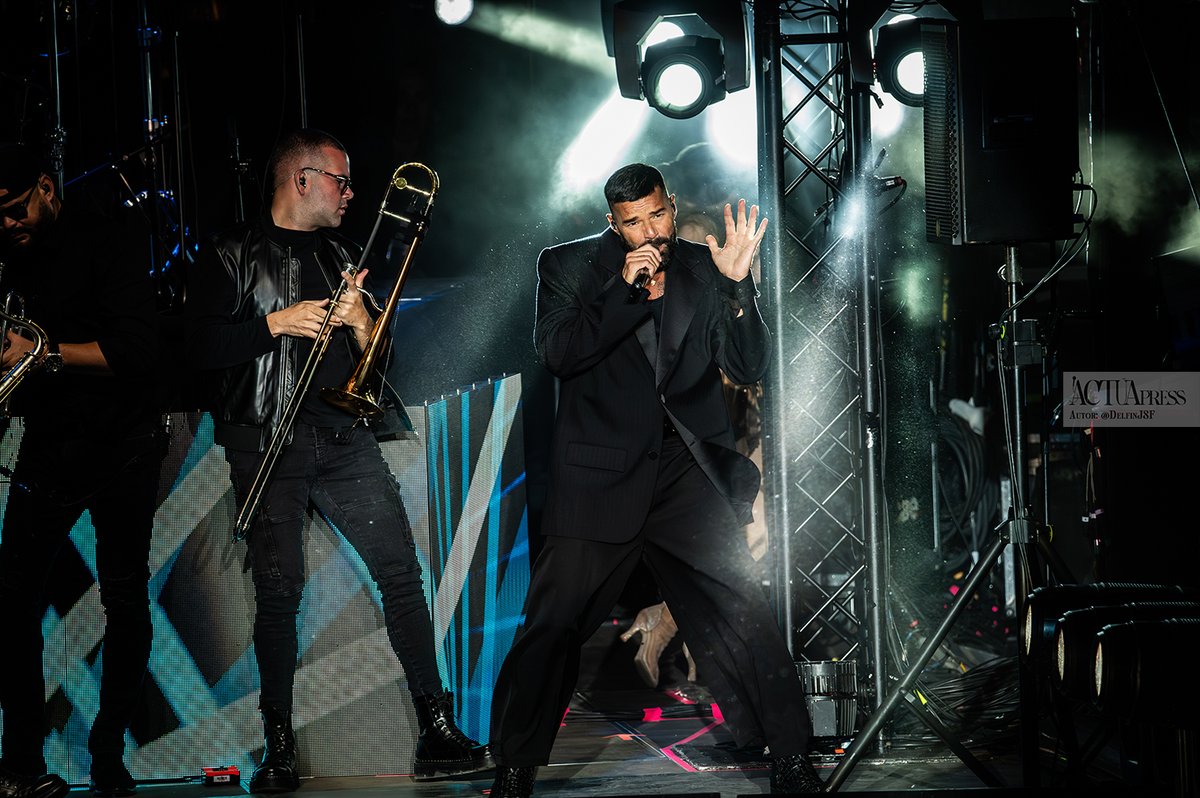 ActuaPress's tweet photo. 🎶@ricky_martin incendia @FestPirineosSur y revalida su título de ‘Rey del pop latino’

🔗Crónica del concierto en https://t.co/jMW7vozR9S 

📸 @DelfinJSF

#PirineosSur #RickyMartin #Pirineos 
#Festival #Aragón #Fyi #Conciertos #Música https://t.co/AIXlVS0CvO