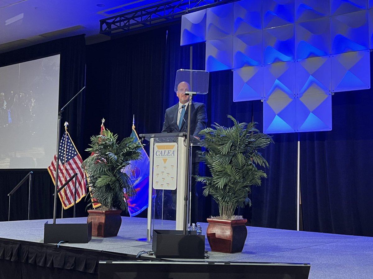 Durante la ceremonia de apertura de la #CALEASummerConference en #WinstonSalem el Director Ejecutivo de <a href="/CALEA/">calea</a>, <a href="/WCraigHartleyJr/">小伊·点头像＋微</a> destaca que actualmente hay 1307 corporaciones de seguridad pública en 4 países inscritas en el proceso de #Acreditación de <a href="/CALEA_org/">CALEA</a>