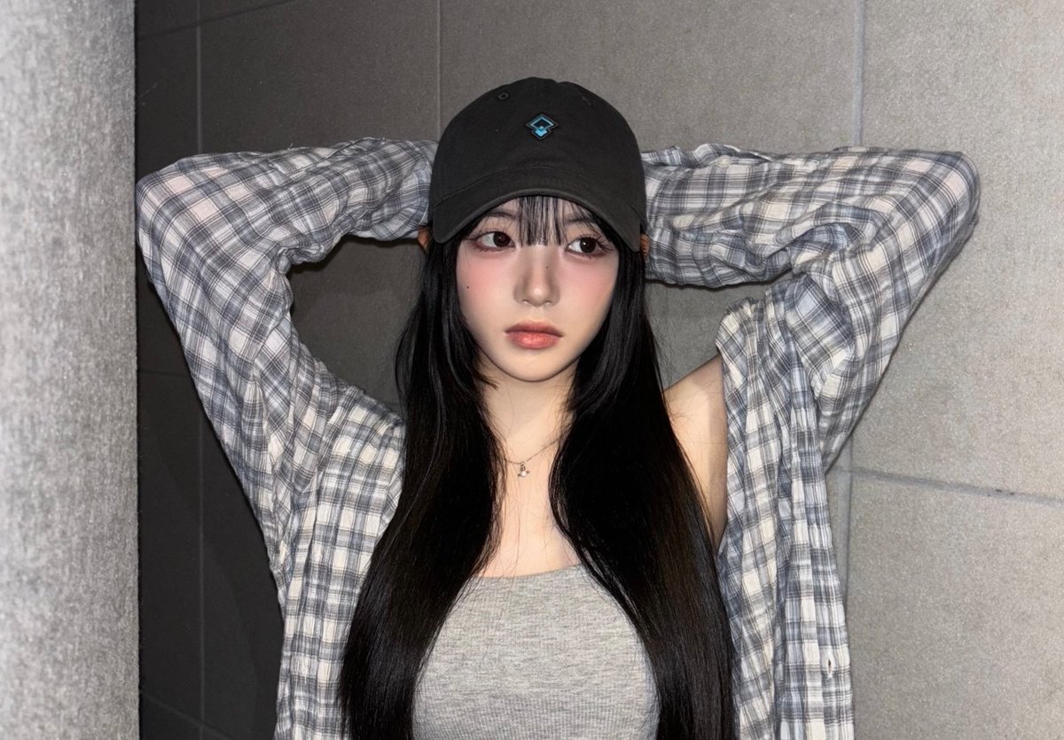 s21pics's tweet photo. hello wavs, i’m a new fan account for tripleS s21 #chaewon i’ll be posting daily pics, loops and fromm updates of her, follow, like and repost are much appreciated 🎀🍓 https://t.co/EWDfQfEoRv