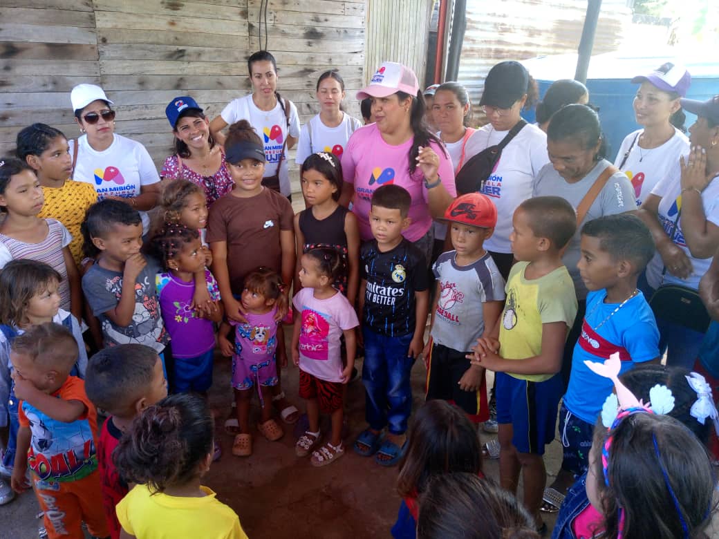 Desde la comunidad  La Florida de nuestro municipio Bolivar, llevamos alegría y obsequios a los niños de esta localidad.

<a href="/NicolasMaduro/">Nicolás Maduro</a> <a href="/mvenezuelamujer/">Gran Misión Venezuela Mujer</a>