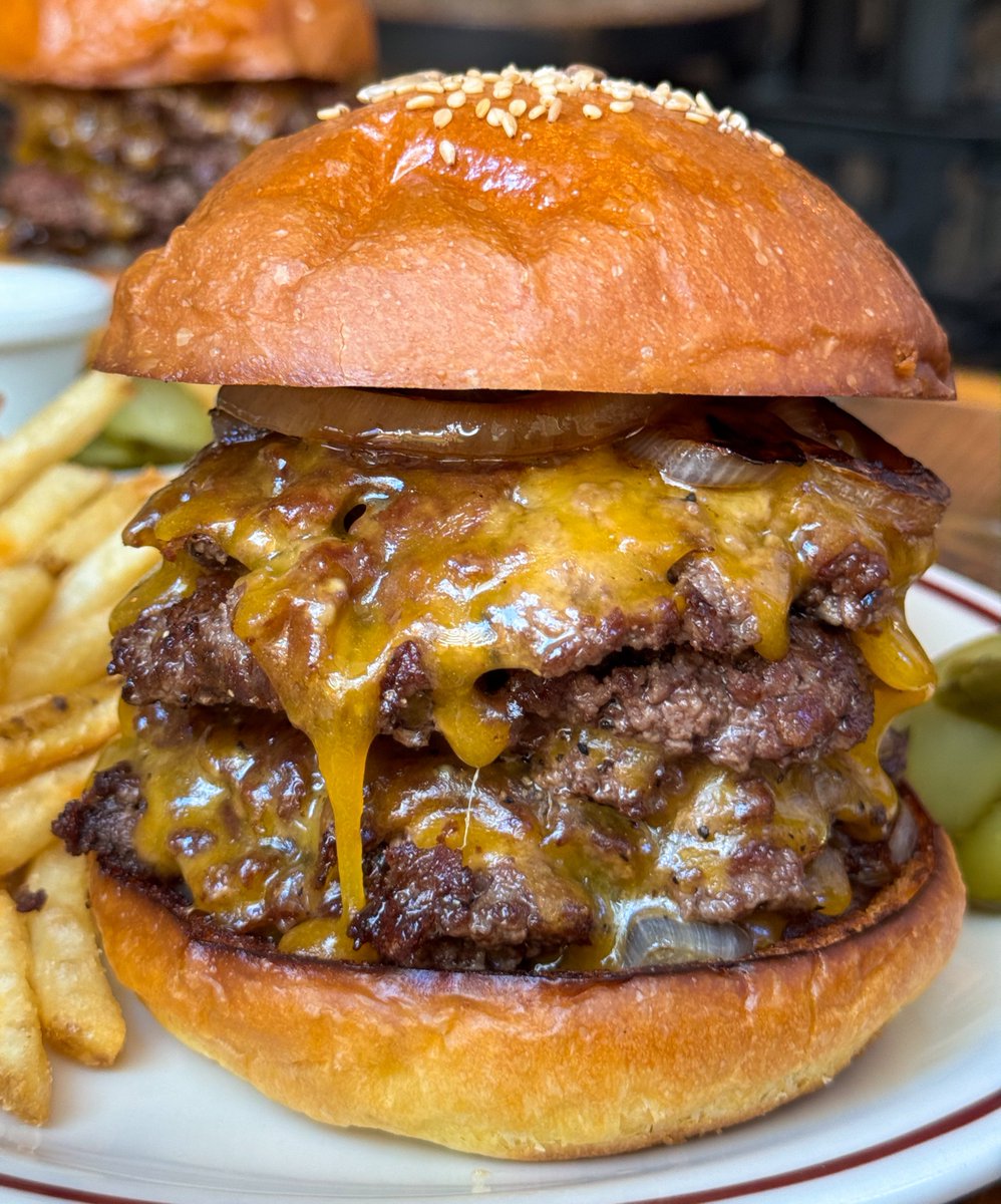 muni_gurume's tweet photo. 【SHE WOLF DINER】
@東京：渋谷駅から徒歩8分

お肉を5枚重ねたハンバーガー「FIVE-FIVE」を食べられるお店。
丁寧に手ゴネで成形したパティを鉄板の上でスマッシュして、チーズで蓋をする豪快バーガー！肉の旨みをガッツリ堪能できてガーリックソースを付けながら食べても絶品です！ https://t.co/Yx9MWeexsD