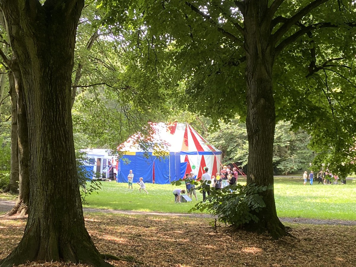 Mayergibtsschon's tweet photo. In meiner direkten Nachbarschaft bahnt sich etwas an.
Junge Artisten trainieren hart für ihren großen Auftritt.
🎪🤹‍♂️🤸‍♀️🤡🥳
#Ferienfreizeit https://t.co/lpi4rpVEqt