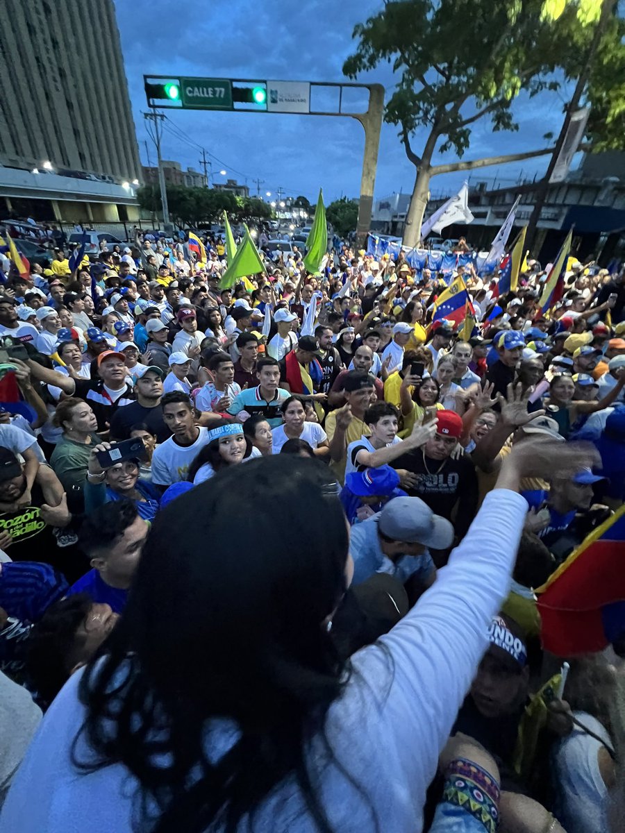 EnCiudadanoVzla's tweet photo. Z U L I A ☀️

Tierra del sol brillante, las calles de Maracaibo se desbordaron el día de ayer, demostrando una vez más que el cambio es inevitable.

#VamosAGanar https://t.co/1wa5VSVAlY