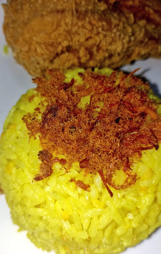 Dari semalam badan anget, pilek, kepala berat. Seharian tiduran ga ngapa2in. Tapi tapi tapiiii adaaa aja yg bikin semangat hihihi... 
Auto jenggirat tangi bikin nasi kuning yg emang pengen bikin mulai kpn hari. Dan taraaa...! Jadilah! 😃