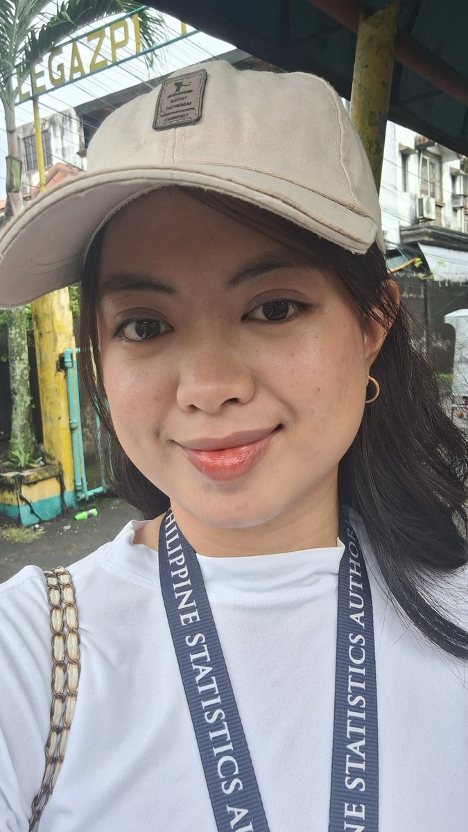 lainelalala's tweet photo. Tita Lalaine n'yo pagod na magfield habang bumabagyo https://t.co/kAbh12Kzhk
