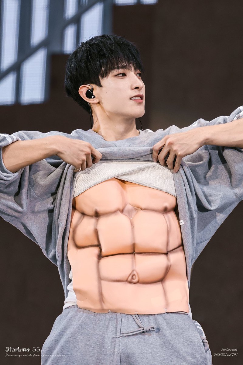 centerdeekay's tweet image. dokyeom's abs in hd 😂 i died when i saw the belly button 😭😭😭😭😭