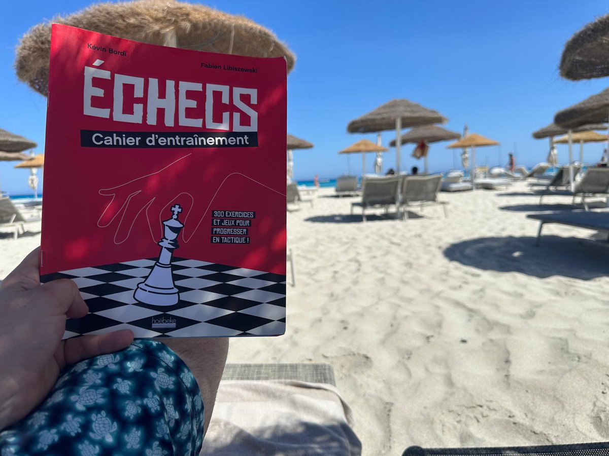 fablibi's tweet image. Petite photo que l&apos;on vient de m&apos;envoyer, le cahier à la plage !

⛱️ 

#Echecs #Chess #ChessEverywhere