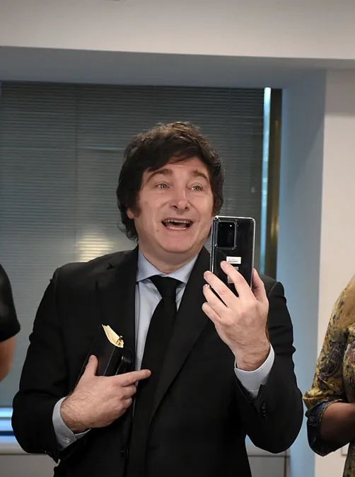 porqueTTarg's tweet photo. “Milei”

Porque escuchó el reclamo de un tuitero y ordenó quitar una restricción a las exportaciones. https://t.co/x0L7L2xhUK