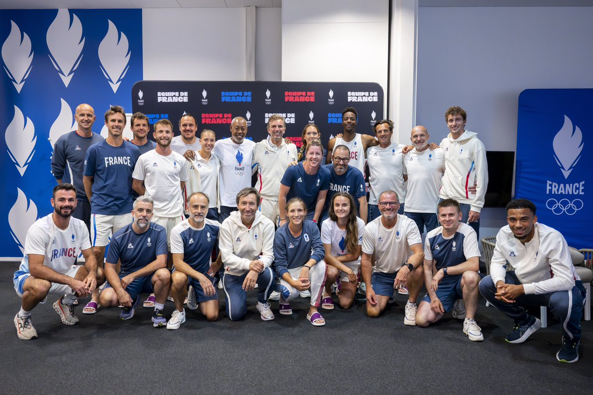 ERogerVasselin's tweet photo. Notre équipe 💙🤍❤️
@Paris2024 @EquipeFRA @FranceOlympique 

Caro est excusée elle portait la flamme 🔥 

📸 Marine Andrieux / FFT https://t.co/TkvttQ68gd