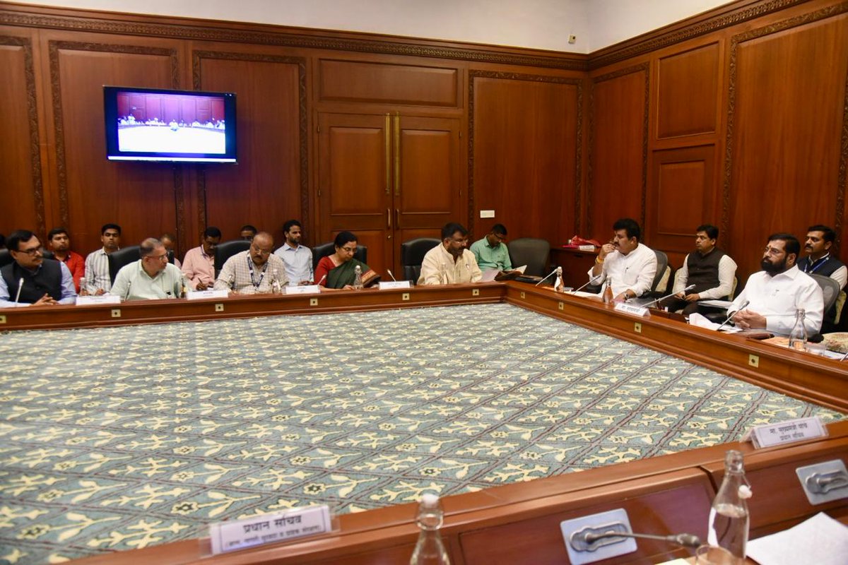 CMOMaharashtra's tweet photo. मुख्यमंत्री @mieknathshinde  यांच्या अध्यक्षतेखाली झालेल्या बैठकीत #हिंगोली जिल्ह्यातील हळद संशोधन केंद्राचा आढावा घेण्यात आला. 

देश आणि जागतिक पातळीवरून हळदीला असलेली मा���णी लक्षात घेऊन राज्यातील शेतकऱ्यांना हळद लागवडीसाठी प्रोत्साहित करून त्याचे क्लस्टर करण्याचे निर्देश मुख्यमंत्र्यांनी दिले. मराठवाडा, विदर्भसारख्या दुष्काळग्रस्त भागात हळदीच्या उत्पादनाने सुवर्णक्रांती होईल, असा विश्वासही मुख्यमंत्र्यांनी व्यक्त केला.  देशातील पहिले हळद संशोधन केंद्र वसमत येथे होत असून या केंद्रासाठी ८०० कोटी रुपयांचा निधी मंजूर करण्यात आला. तीन वर्षांमध्ये हा प्रकल्प तयार करण्याचे निर्देश मुख्यमंत्री श्री. शिंदे यांनी दिले.

पणन मंत्री अब्दुल सत्तार, मृद व जलसंधारण मंत्री संजय राठोड, बाळासाहेब ठाकरे हळद संशोधन व प्रशिक्षण केंद्राचे अध्यक्ष, माजी खासदार हेमंत पाटील, कृषी विभागाच्या सचिव व्ही. राधा, भाभा अनुसंशोधन केंद्राचे प्रदीप मुखर्जी, केंद्रीय मसाले बोर्डाच्या महाराष्ट्र प्रमुख मम��ा रुपेलिया उपस्थित होते.