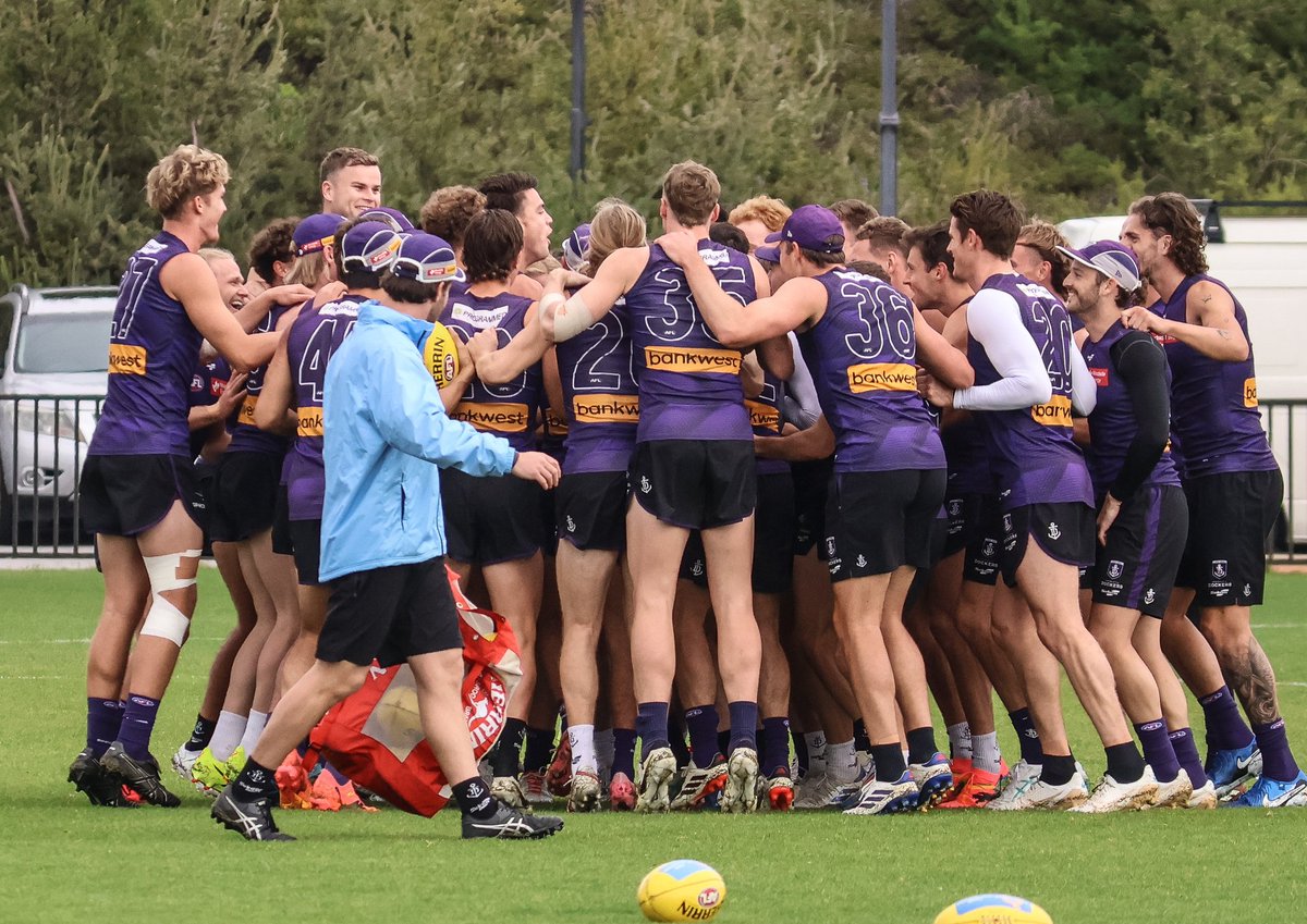 freopics_'s tweet photo. I absolutely loved this. It sounded like the boys had a big fire up chant going on. You could hear the roar from the sidelines.
#bringit #captureoftheday
#freopics #circle #vibes 
#foreverfreo #bringonsaturday https://t.co/jjuppiPMQY