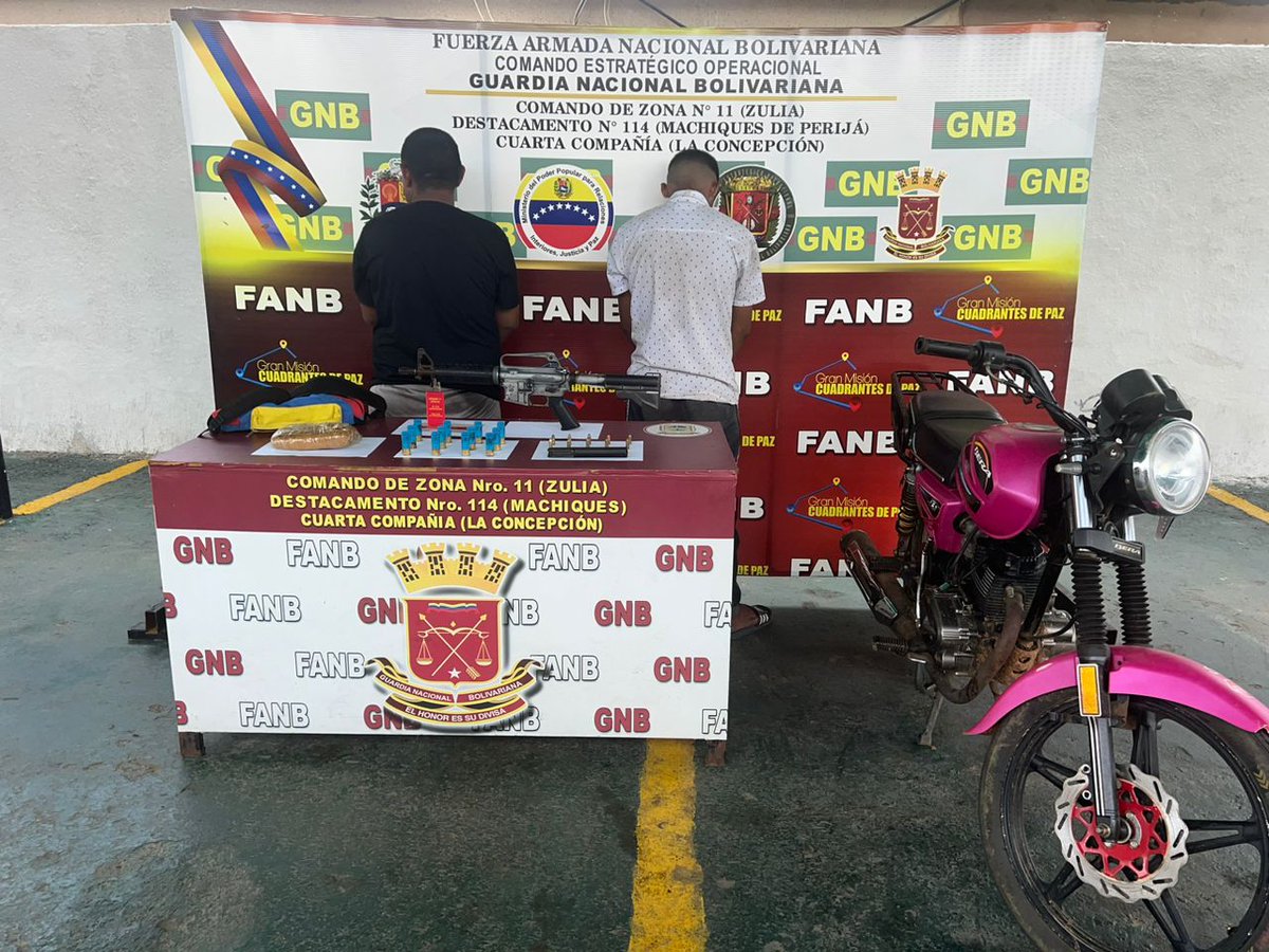 La FANB en el estado Zulia, capturó a dos sujetos, a quienes se les incautó (01) fusil AR15, identificado con las siglas "DISIP", (01) cargador con (10) cartuchos Cal. 9mm, (12) cartuchos Cal. 12, (01) envoltorio de droga, con un peso de (0,180 kg) de marihuana y (01) moto.