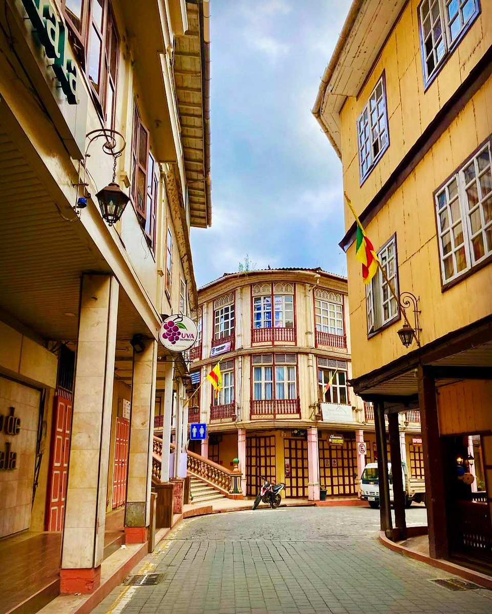 Las angostas callejuelas susurran historias de un pasado glorioso, donde la calidez de la gente, se mezcla con con el aroma a tradición y café ☕️🫶

#Zaruma #PueblosMagicos #VisitaEcuador #TravelEcuador