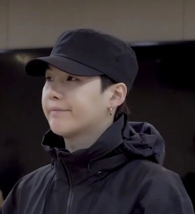 BTS_twt_AGSTD's tweet image. 아미들 나는 아주 바빠