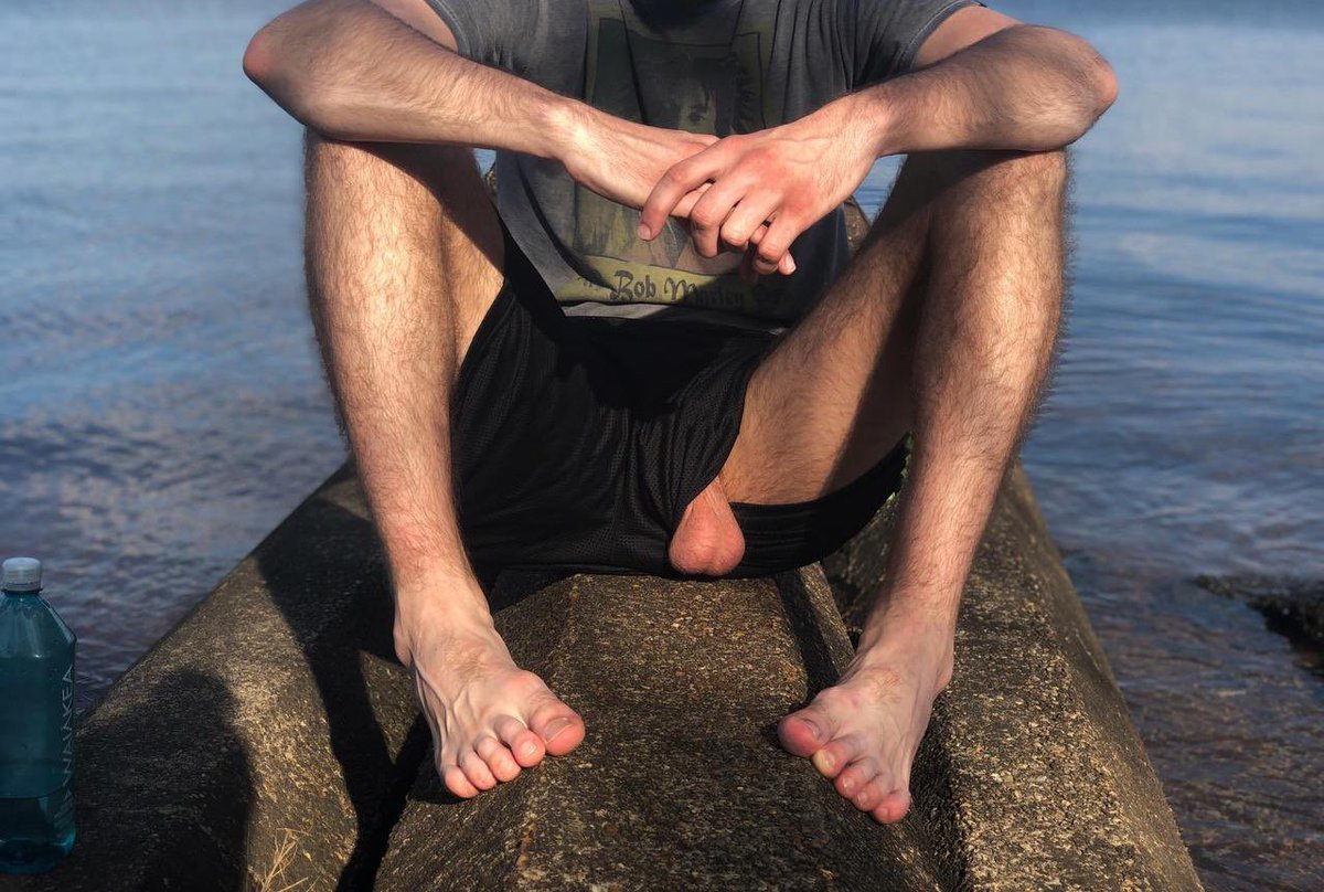 专属于男人的烦恼就是自己的卵球经常擅自跑出裤腿，尤其蛋大的男人