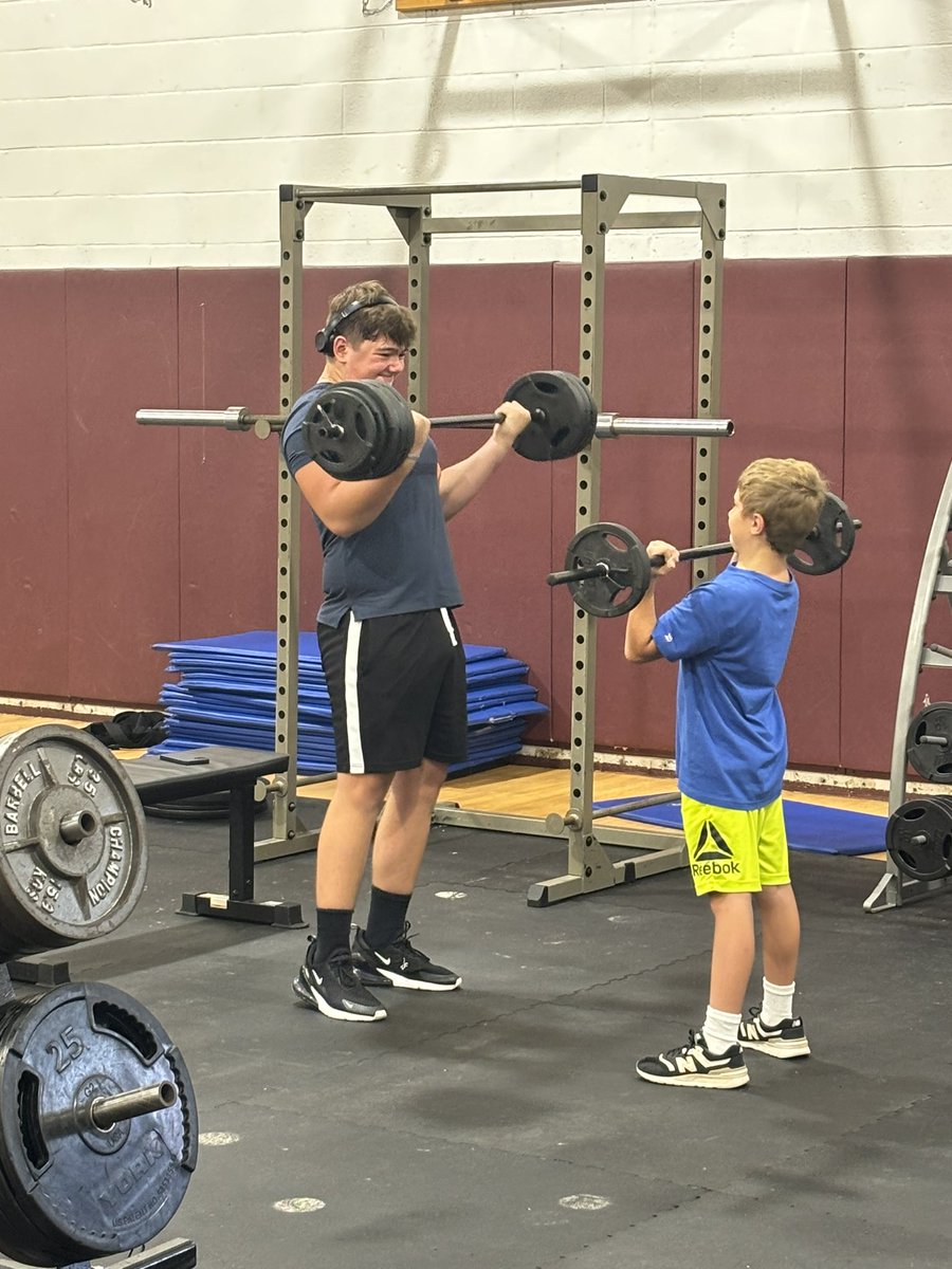 My favorite thing to see in a weight room… big brother mentoring little brother 💪Saber strong