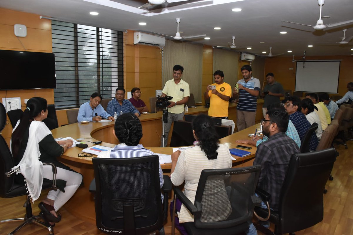 collectorvalsad's tweet photo. આજરોજ હવામાન વિભાગ દ્રારા તા.૨૪ અને ૨૫ જુલાઇના રોજ જાહેર કરાયેલ અતિભારે વરસાદની આગાહી (રેડ એલર્ટ) સંદર્ભે તકેદારીના ભાગરૂપે મીડીયા કર્મીઓ સાથે બેઠક યોજવામાં આવી. @CMOGuj @revenuegujarat @InfoValsadGoG https://t.co/ME9aOQkvau