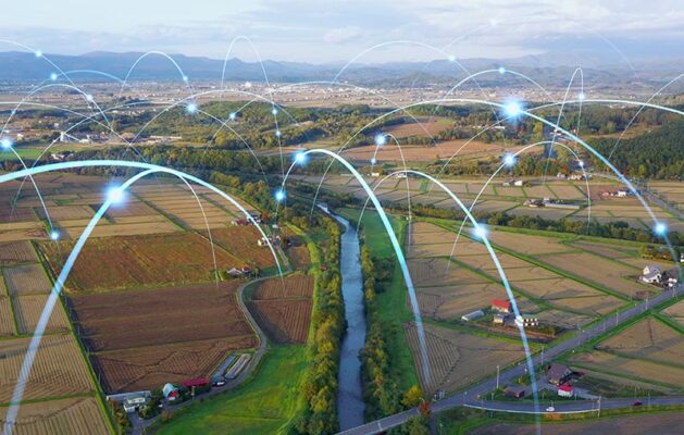 BloomiceSL's tweet image. Precision agriculture is revolutionising farming by using technology to optimise yields and resource use. This article explores how cellular connectivity is becoming a key component in making this happen. It highlights 3 key use cases: #telematics, #precisionpositioning, and…