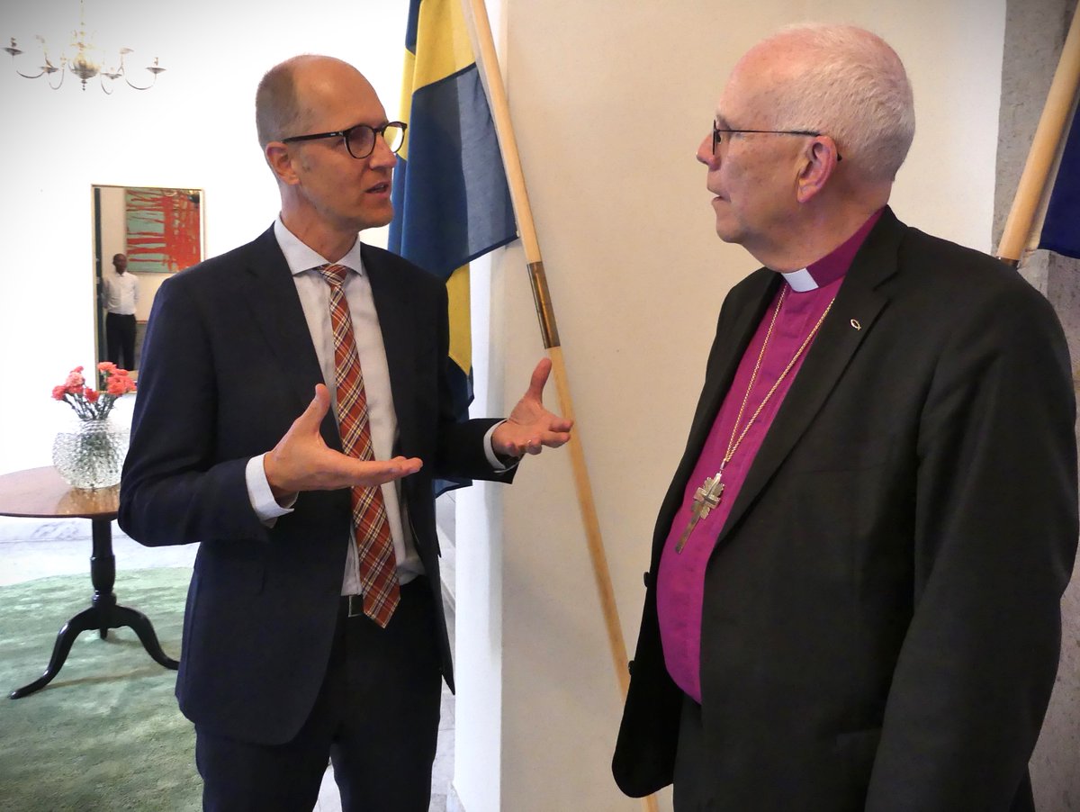 På plats i Addis Ababa. Inleder Etiopienbesöket på svenska ambassaden hos vikarierande ambassadör Joachim Beijmo med personal. De svensk-etiopiska relationerna är långvariga och inleddes med svensk mission i landet redan 1866. Tro och kyrka går även idag som en röd tråd i