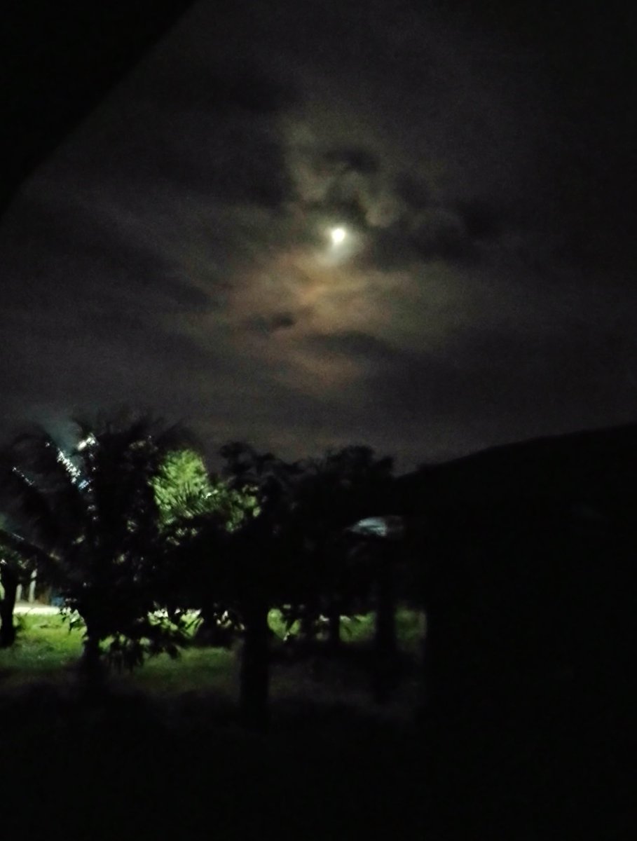 ท้องฟ้าอึมครึมสุดมัวหมอง เหมือนใจคนอยากแท้จะหยั่งถึง บางคนดีต่อหน้าแลอยากนัก ลับหลังปักมีดทิ่มแทงใจ ต่อหน้ายกยอปอปั้นประเสริฐศรี นี่แหละคือมนุษย์ #รัก #โลภ #โกรธ #หลง