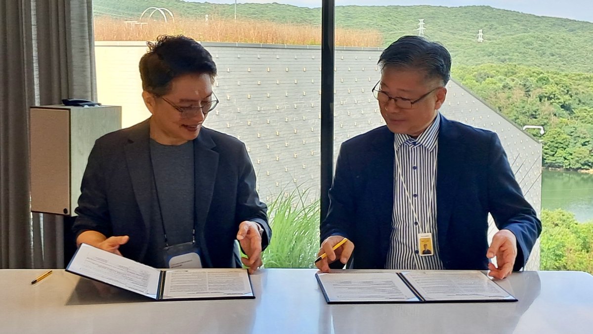 Young_T_KIM's tweet photo. From strength to strength 💪🏽 I was honoured to sign a renewal with our treasured #ITF_Corporate Partner and Korean 🇰🇷 transport innovation leader #KakaoMobility 🙏🏽 Thank you Gung-seon RYU and team for your trust in innovative transport policies 👉🏽 https://t.co/w8pkKDIDD3 https://t.co/03JreDMj4H