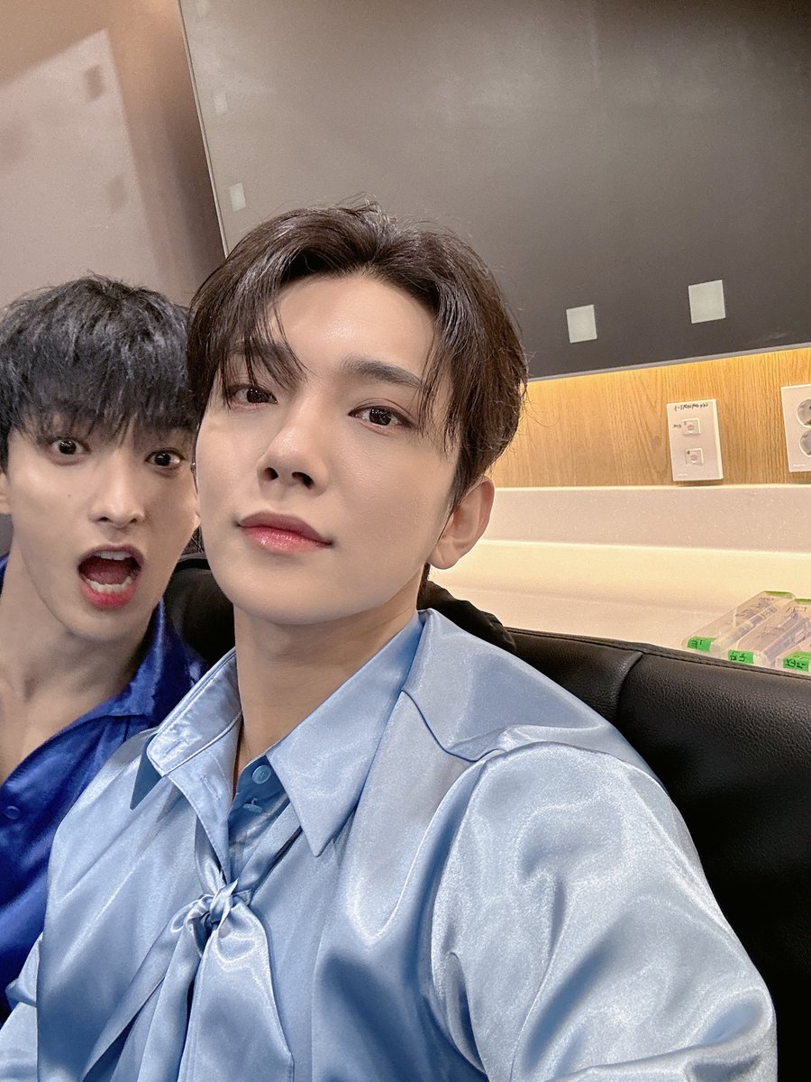 Hoi ang pogi naman ?! Bakit ang pogi? Dapat makita ko toh irl