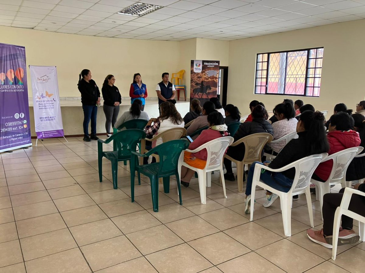 AzuayPrefectura's tweet image. 📌A través de nuestro convenio con la Fundación María Amor, realizamos el taller: "Mujeres económicamente independientes: un futuro más próspero" dirigido al grupo de mujeres dedicadas a la cría de cuyes en #Ricaurte.👩‍🌾👵🏻👩🏻🙋🏻‍♀️